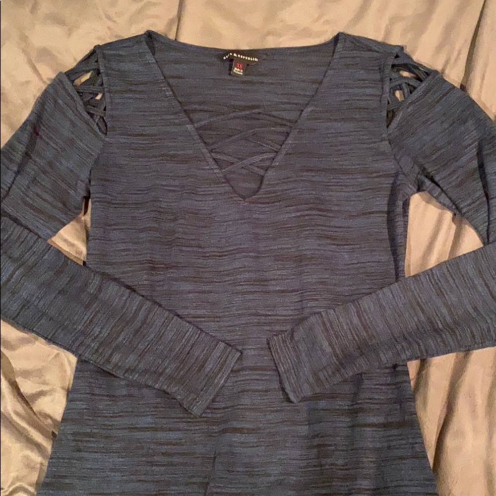 Long sleeve slit shoulder shirt